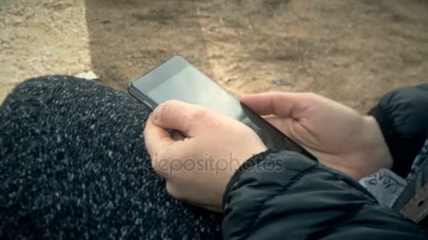 Femme défilement téléphone mobile 