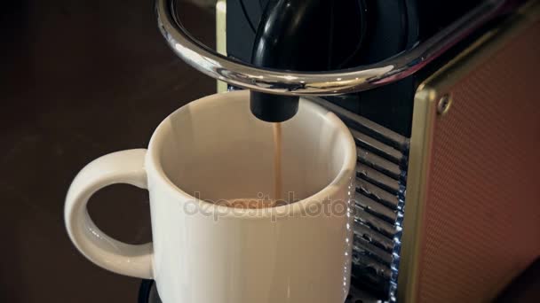 Coffee filling a cup — Stock Video