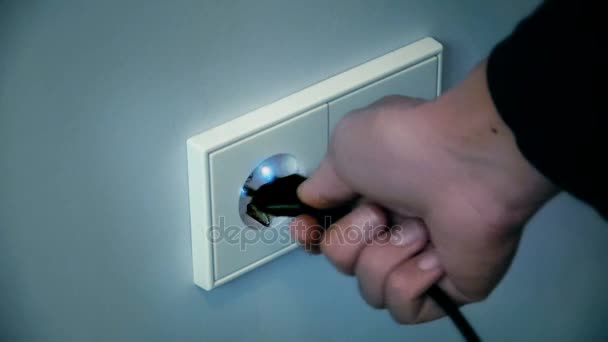 Choque eléctrico desde un enchufe de pared — Vídeo de stock