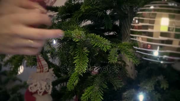 Ung kvinna dekorera ett chrtistmas träd — Stockvideo