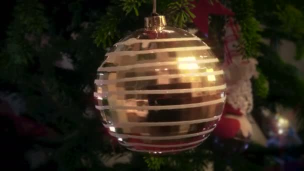 Вращающийся рождественский мяч — стоковое видео