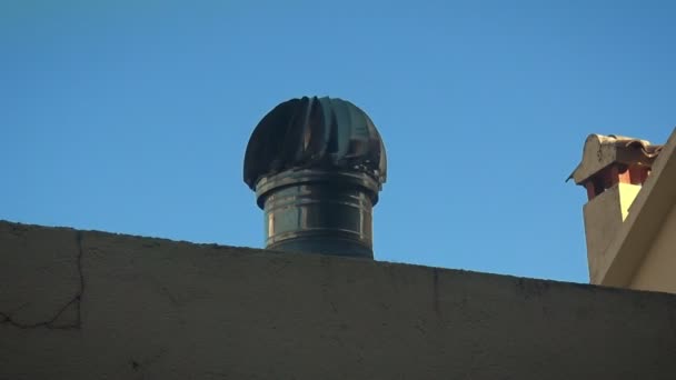 Ventilador de aire giratorio en un techo — Vídeos de Stock
