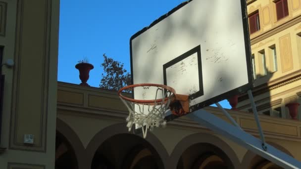 Крупный план баскетбольного мяча, проходящего через сетку — стоковое видео