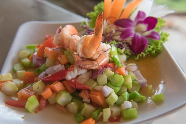 Crevettes épicées et mélanger la salade de légumes, thai food . — Photo