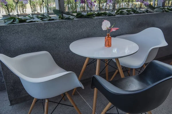 Modern beyaz masa restoranda servis önce .