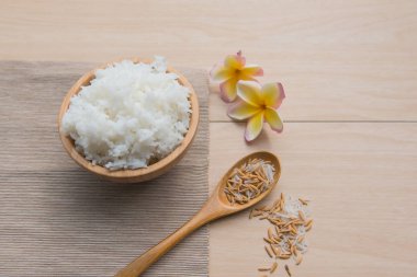 Bir ahşap kase ve kaşık, paddy pişmiş pirinç 