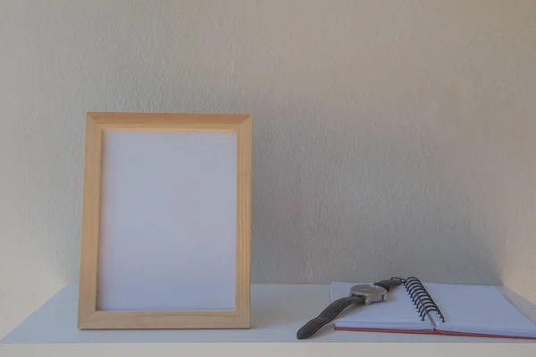 Ramki na zdjęcia na drewniane i książka na białym tle — Zdjęcie stockowe