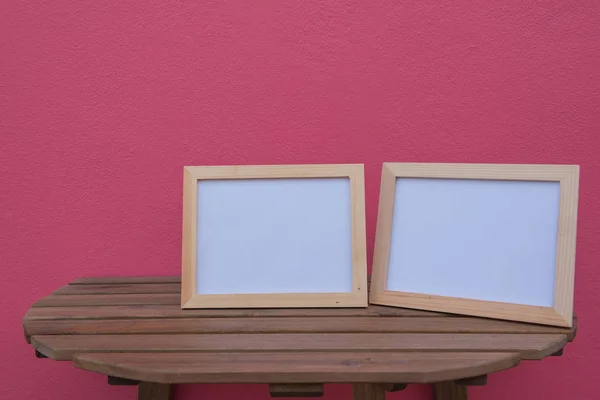 Две фотографии Рамка на деревянном розовом фоне  . — стоковое фото