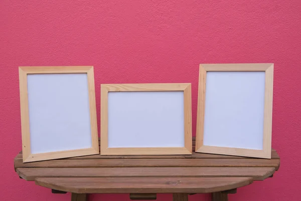 Три фото Рамка на деревянном фоне на розовом фоне  . — стоковое фото