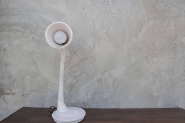 Ahşap masa duvar gri arka plan üzerinde izole beyaz masa lambası .