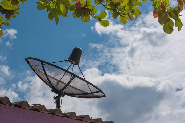 Antenne satellite sur le toit avec un beau fond bleu ciel . — Photo
