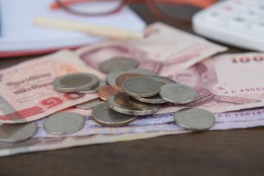 Mali rapor iş. Closeup madeni para ve banknot ve hesap makinesi 