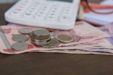 Mali rapor iş. Closeup madeni para ve banknot ve hesap makinesi 