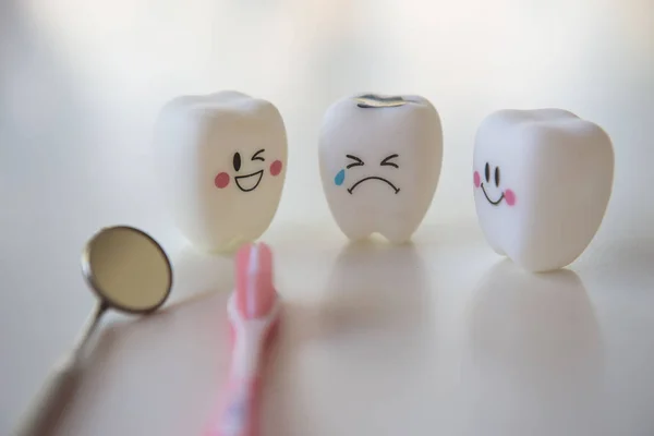 Modelo brinquedos dentes na odontologia em um fundo branco . — Fotografia de Stock