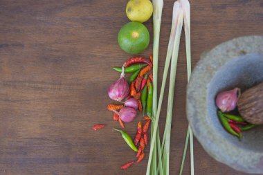 Birleştirme çorbası, ahşap arka plan üzerinde bitkisel Tayland yemekleri. Tom Yum . 
