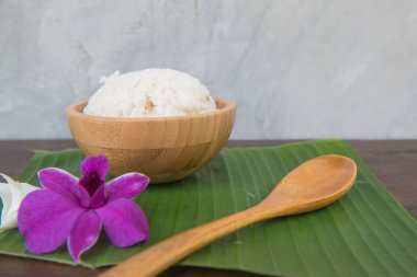 Pişmiş pirinç kase yeşil muz yaprak kaşık ve orkide .