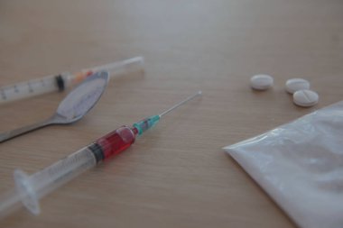 eroin şırınga ve kan, uyuşturucu ve kaşığı pişmiş 
