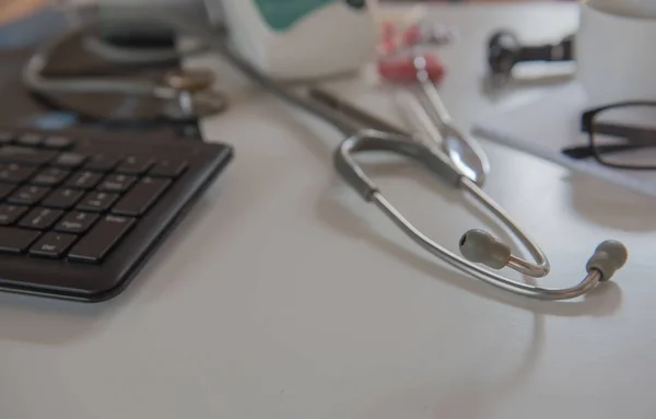 Stetoscopio e attrezzature mediche, pellicola a raggi X, tazza di caffè. Dottore sul posto di lavoro in ufficio  . — Foto Stock
