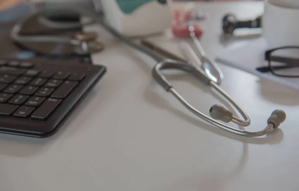 Estetoscopio y equipo médico, radiografía de película, café taza. Lugar de trabajo médico en la oficina  . —  Fotos de Stock