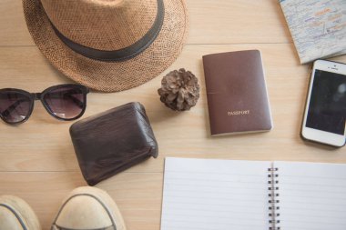Üstten Görünüm kavramı seyahat aksesuarları. Ahşap arka plan üzerine şapka.