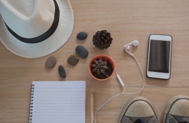 Üstten Görünüm kavramı seyahat aksesuarları. Şapka, Ayakkabı, kitap, telefon kulaklık 