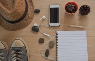 Üstten Görünüm kavramı seyahat aksesuarları. Şapka, Ayakkabı, kitap, telefon kulaklık 
