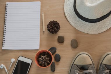 Üstten Görünüm kavramı seyahat aksesuarları. Şapka, Ayakkabı, kitap, telefon kulaklık 
