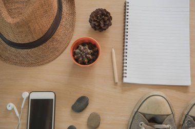 Üstten Görünüm kavramı seyahat aksesuarları. Şapka, Ayakkabı, kitap, telefon kulaklık 