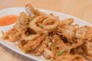 Beyaz tabakta closeup kızarmış kalamar