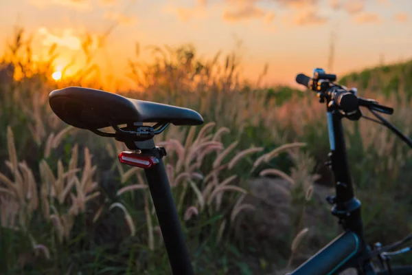 Zbliżenie rower w zachód słońca tło wiejski — Zdjęcie stockowe