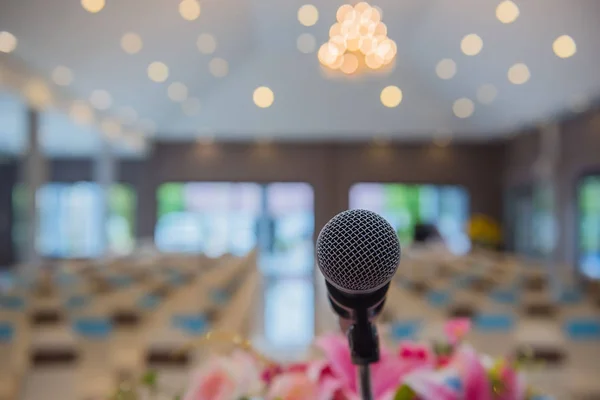 Toplantı salonunun içinde Konferansı'nda mikrofon kadar kapatın