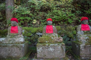  Nikko, Japonya Jizo heykeller Kanmangafuchi uçurum. Buda'nın birçok taşlı heykeller.