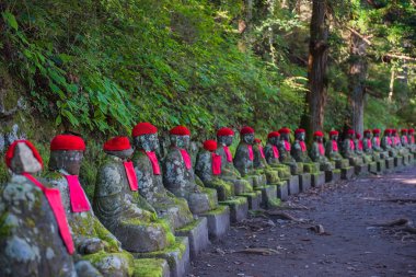  Nikko, Japonya Jizo heykeller Kanmangafuchi uçurum. Buda'nın birçok taşlı heykeller.