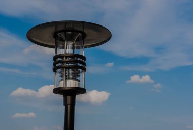 Açık modern lamba mavi gökyüzü arka plan 