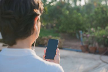 Closeup telefon sağ el kadınlarda telefon kullanın. İnsanlar için yaşam tarzı