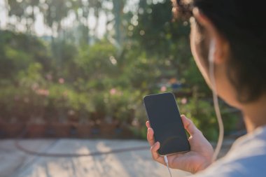 Closeup telefon sağ el kadınlarda telefon kullanın. İnsanlar için yaşam tarzı