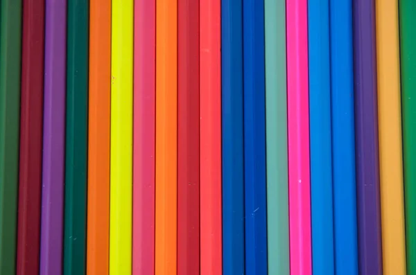 色鉛筆、カラフルな背景の多くのクレヨン — ストック写真