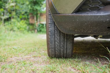 Çimenlerin üzerinde park etmiş arabaların ön lastik