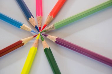 Beyaz arka plan üzerinde birçok boya kalemi kalem, renkli renkler 