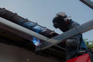 Kaynak çelik endüstriyel metal çelik erkek işçi tarafından