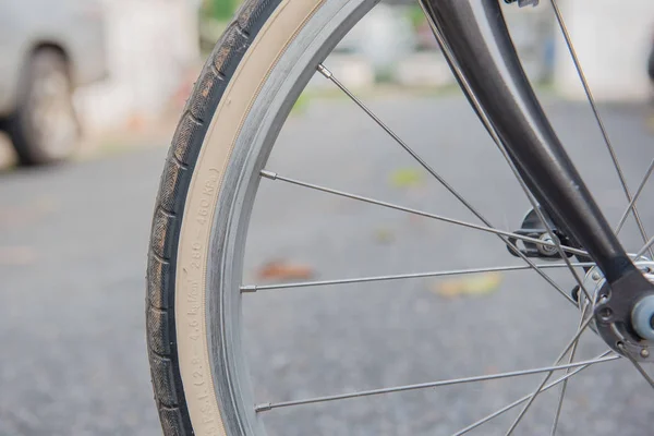 Zbliżenie brązowy opona rowerów. fragment koła roweru — Zdjęcie stockowe
