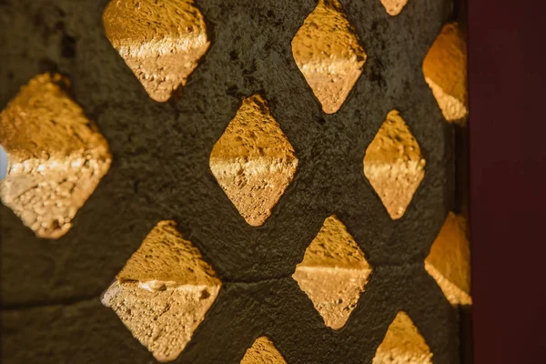 Bloque de ladrillo de oro y luz a través del agujero — Foto de Stock