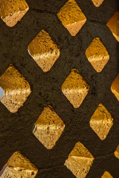 Bloque de ladrillo de oro y luz a través del agujero — Foto de Stock