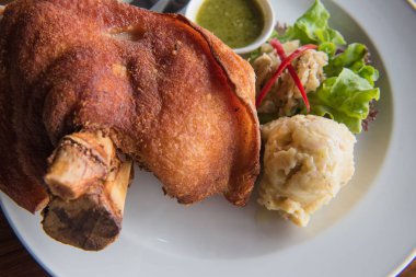 Domuz knuckle ile kızarmış ve beyaz bir tabak patates püre 