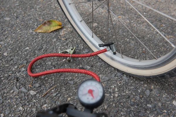 바퀴 고무 자전거에 어 펌프입니다. 자전거 타이어에 문제가 — 스톡 사진