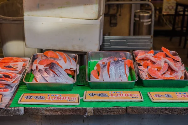 Laxfiléer till salu på en Tsukiji market Tokyo Japan. — Stockfoto