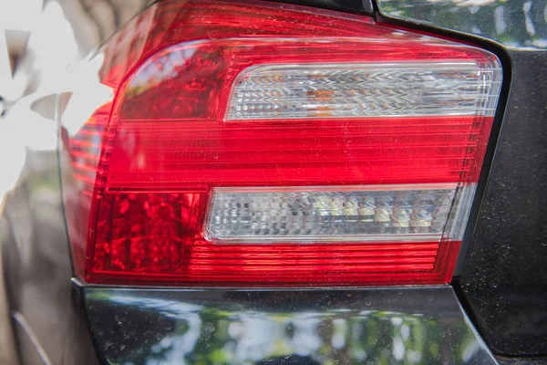 Closeup frente moderna uma luz traseira do carro — Fotografia de Stock