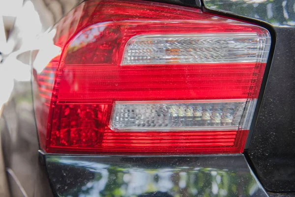 Primer plano delantero moderno una luz trasera del coche — Foto de Stock