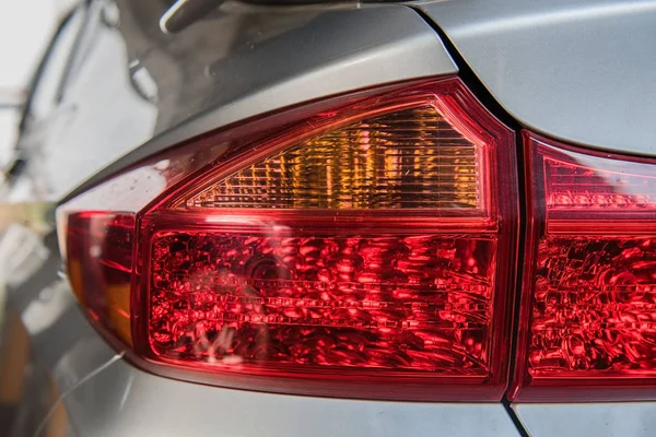 Closeup moderne front een auto-achterlicht — Stockfoto