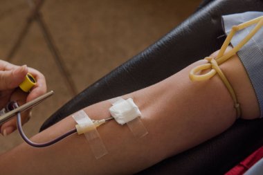 Hemşire hastanede sağlık tarafından kan bağışı